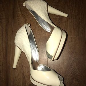 Report Signature White Cowhide leather heels